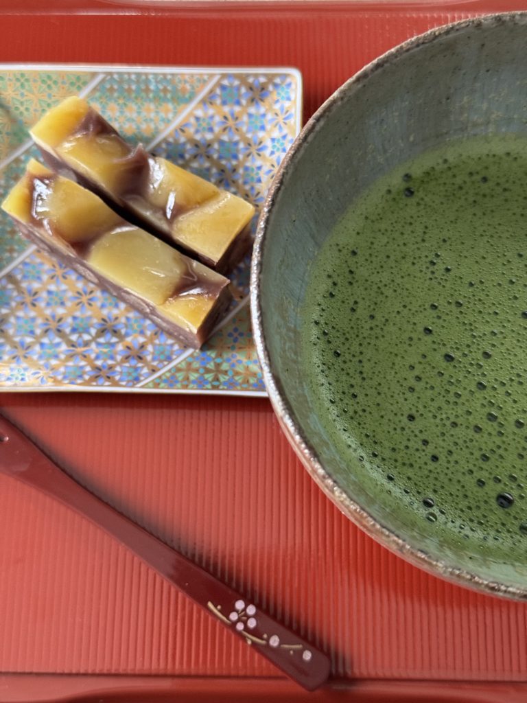 (2日には、とっておきの栗蒸し羊羹とお抹茶。)